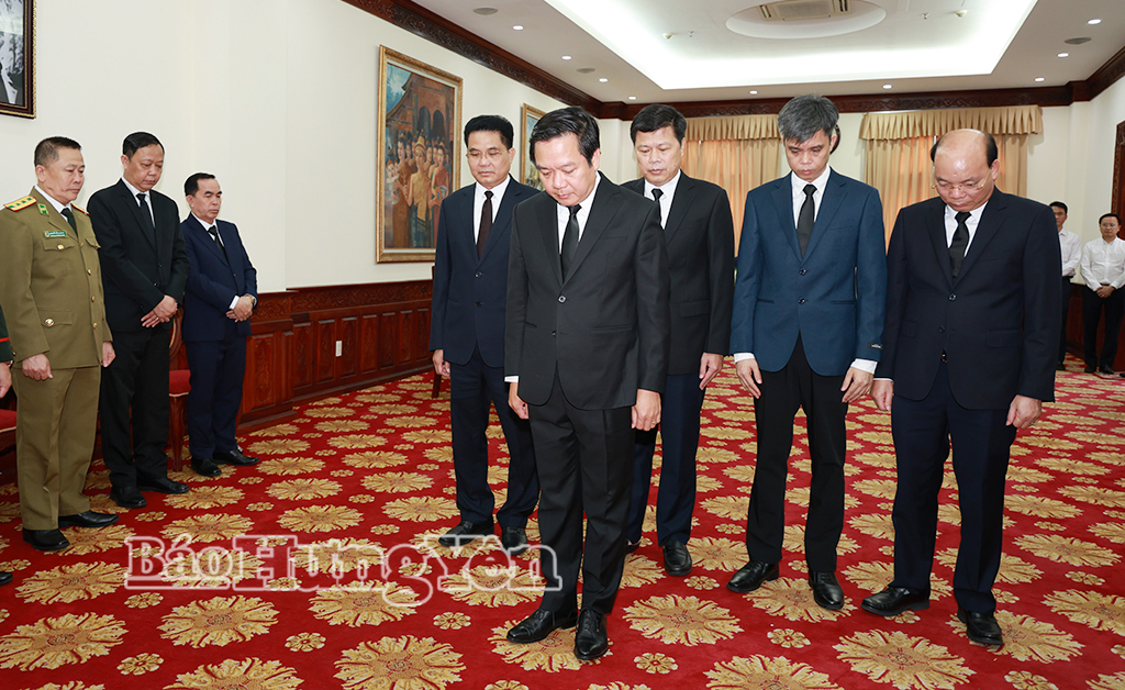  Đoàn đại biểu Tỉnh ủy, HĐND, UBND, Ủy ban MTTQ Việt Nam tỉnh Hưng Yên viếng đồng chí Saysomphone Phomvihane, Ủy viên Bộ Chính trị, Chủ tịch Quốc hội nước Cộng hoà Dân chủ Nhân dân Lào tại Trụ sở Đại sứ quán Lào ở Thủ đô Hà Nội.