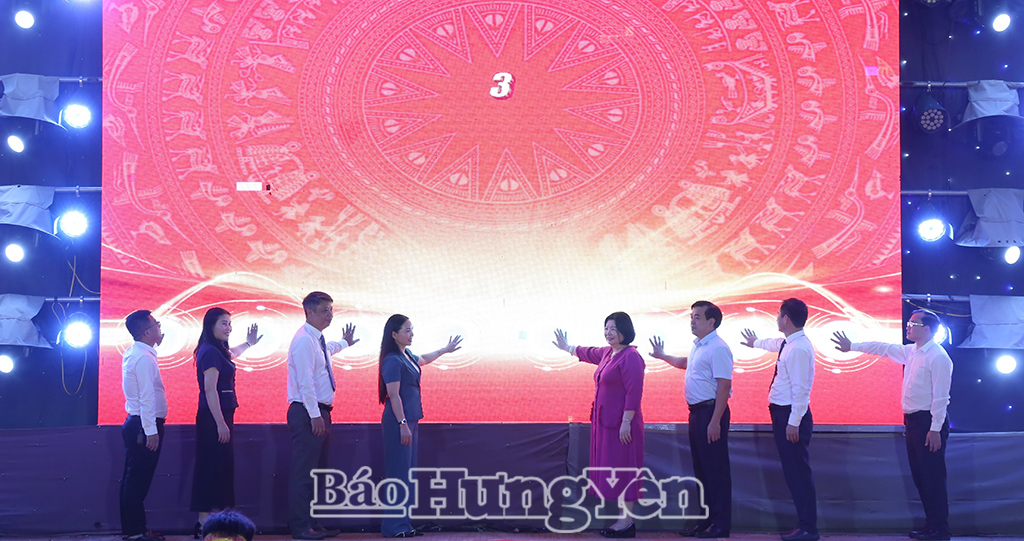 Các đại biểu thực hiện nghi thức khai mạc chương trình.