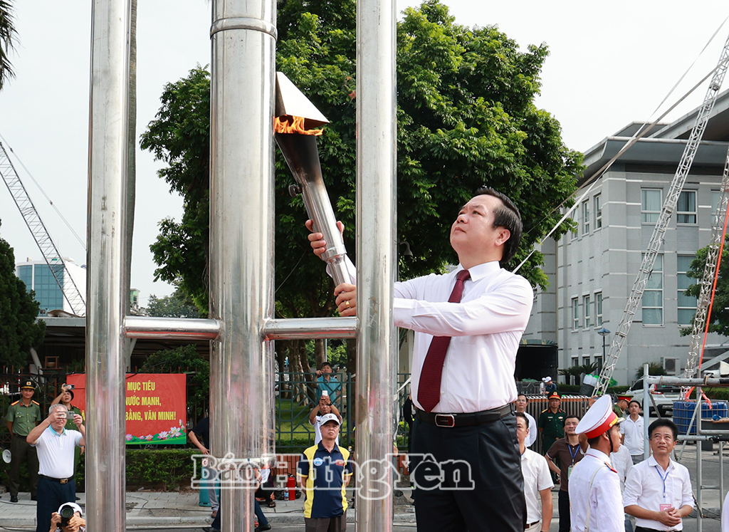 Đồng chí Phạm Quang Ngọc, Ủy viên Ban Chấp hành Trung ương Đảng, Bí thư Tỉnh ủy thực hiện nghi lễ thắp sáng đài lửa Đại hội.