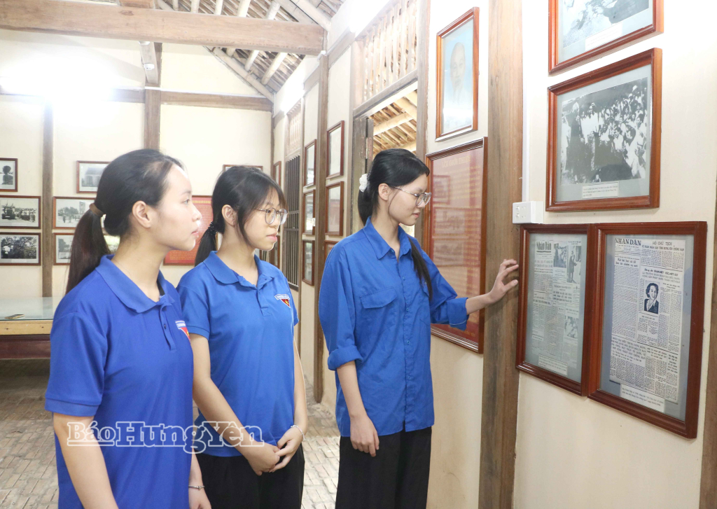 Đoàn viên, thanh niên tham quan, tìm hiểu về di tích Nhà lưu niệm Chủ tịch Hồ Chí Minh.