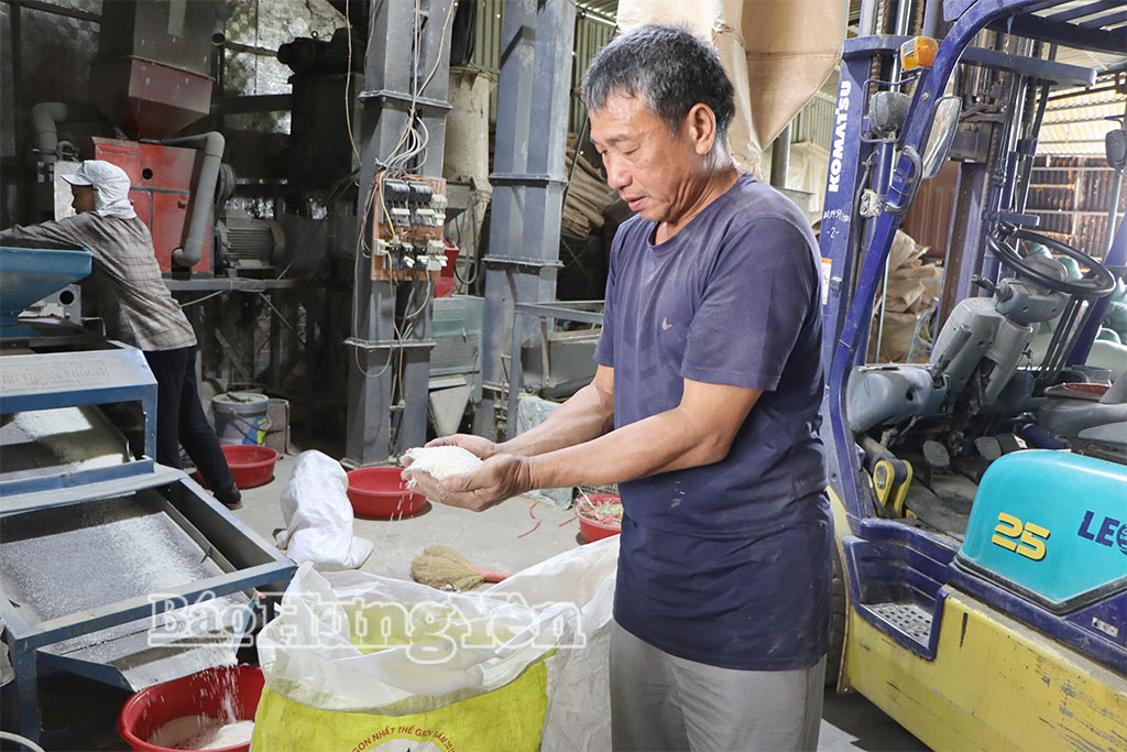 Ông Đỗ Văn Dân, thôn 2, xã Vũ Quý bên dây chuyền xay xát và kho chứa thócphục vụ sản xuất lúa.