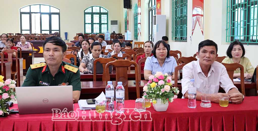 Các đại biểu dự hội nghị tại điểm cầu xã Hiệp Cường. Ảnh: Minh Hồng