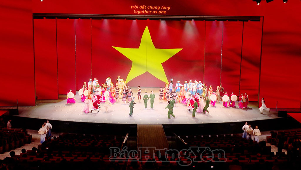 Show diễn thực cảnh “Đất nước thiên hùng ca” tại nhà hát Vinpearl Theatre (Ocean Park 2, xã Nghĩa Trụ) góp phần làm phong phú sản phẩm du lịch của Hưng Yên.