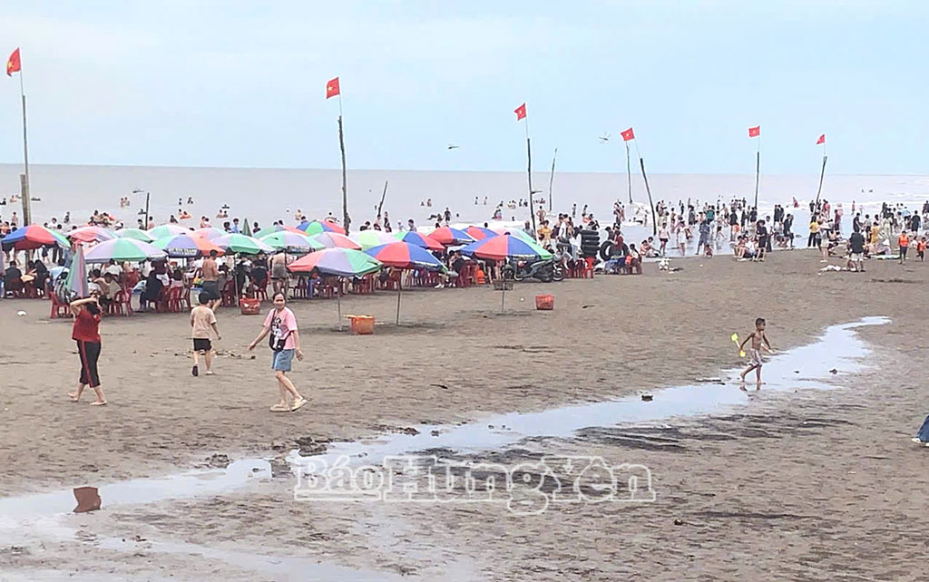Biển Cồn Vành (xã Hưng Phú) dịp nghỉ lễ.