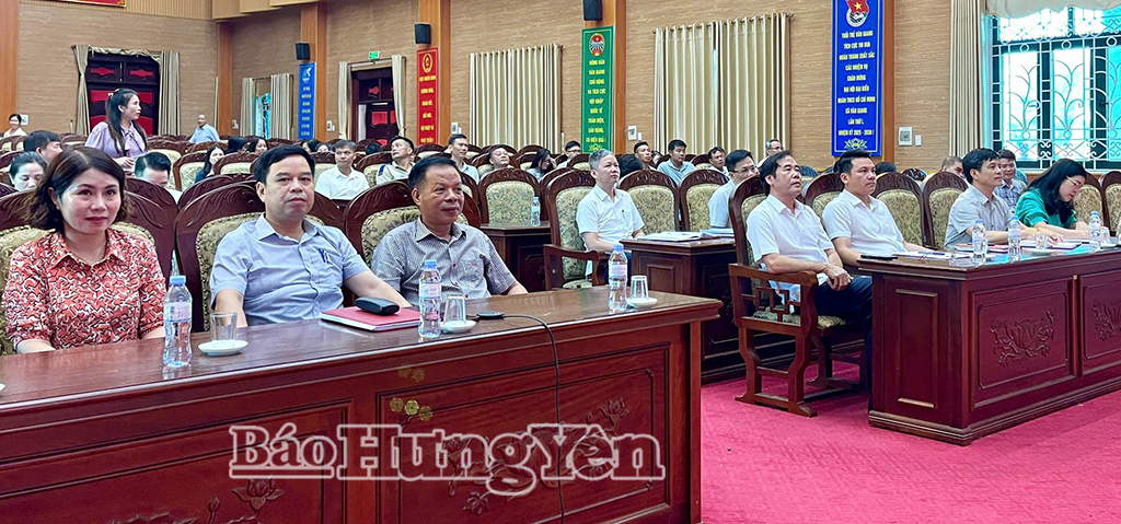 Đại biểu xã Văn Giang dự học chỉ thị, nghị quyết.