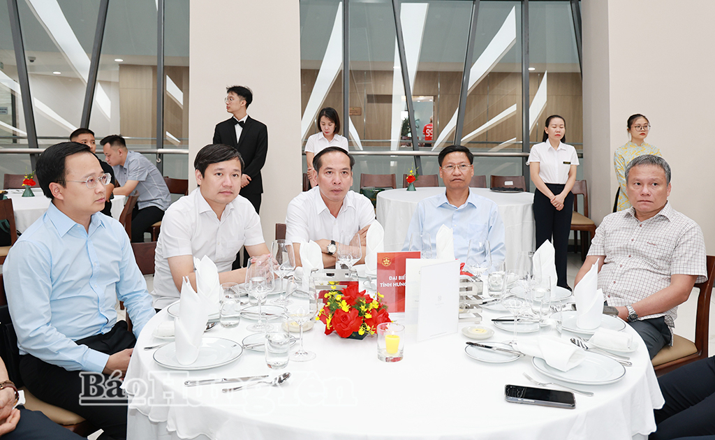 Các đại biểu dự Lễ chuyển giao Câu lạc bộ Trẻ PVF-CAND thành CLB Bóng đá Hưng Yên.