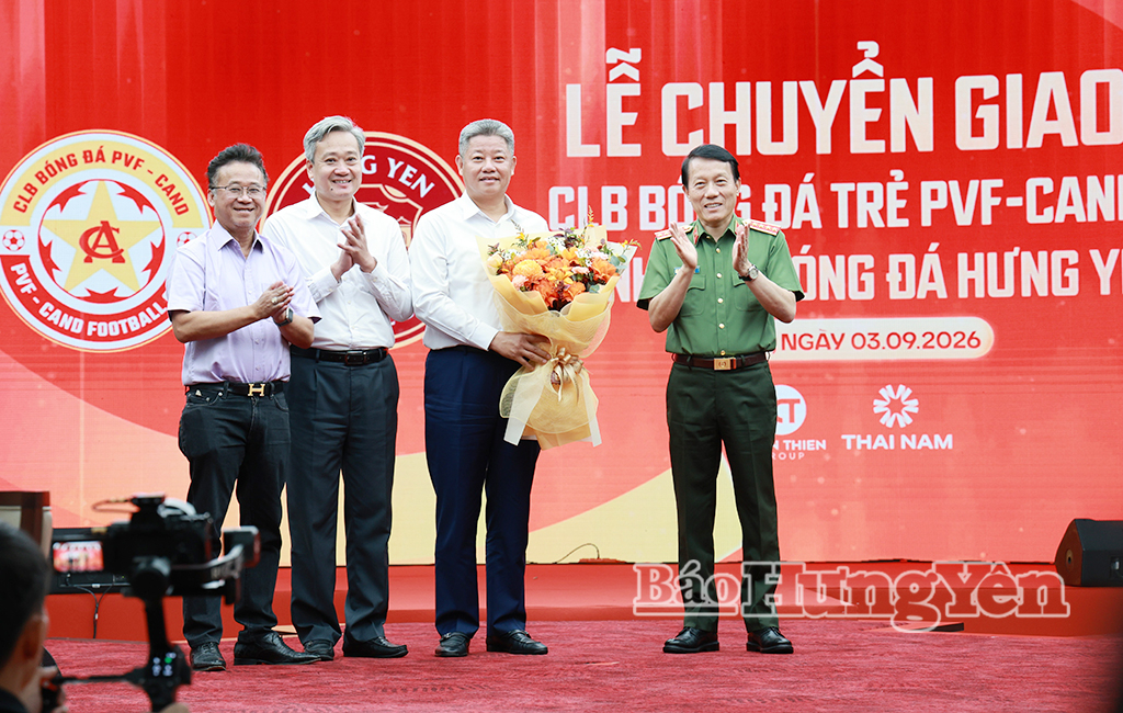 Đại tướng Lương Tam Quang, Ủy viên Bộ Chính trị, Bí thư Đảng ủy, Bộ trưởng Bộ Công an tặng hoa chúc mừng tỉnh Hưng Yên và CLB Bóng đá Hưng Yên.