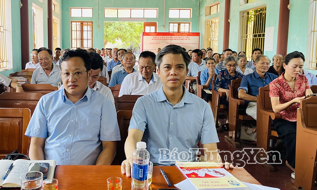 Các đại biểu và đảng viên dự buổi sinh hoạt Chi bộ thôn Việt Yên.