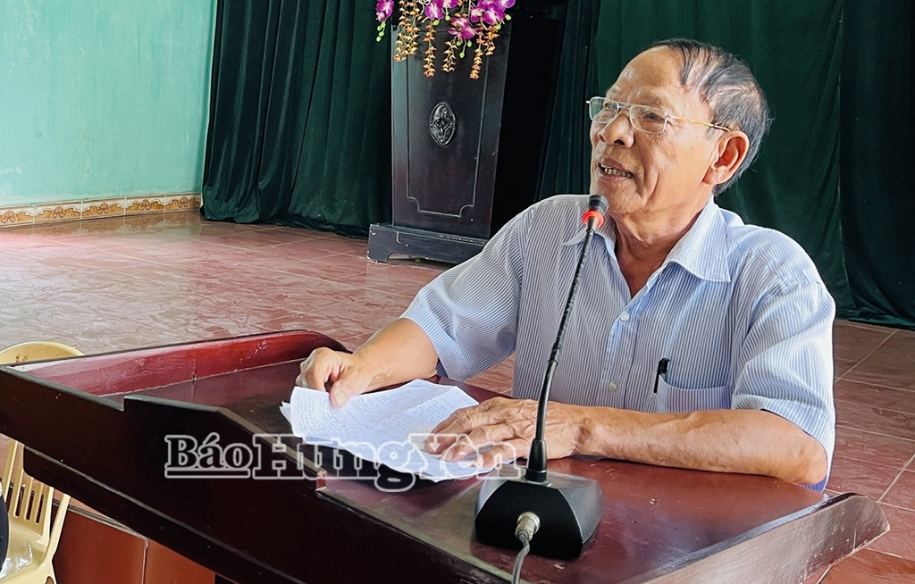 Đảng viên Chi bộ thôn Việt Yên phát biểu tham luận tại buổi sinh hoạt chi bộ.