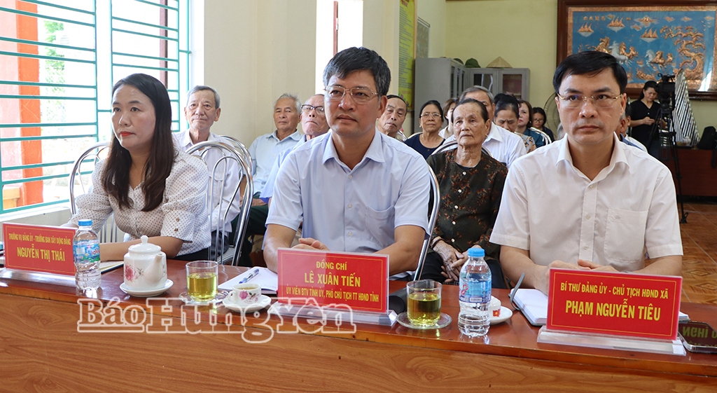 Đồng chí Lê Xuân Tiến, Ủy viên Ban Thường vụ Tỉnh ủy, Phó Chủ tịch Thường trực HĐND tỉnh cùng các đại biểu dự sinh hoạt tại Chi bộ thôn Mộ Đạo, xã Hồng Vũ.
