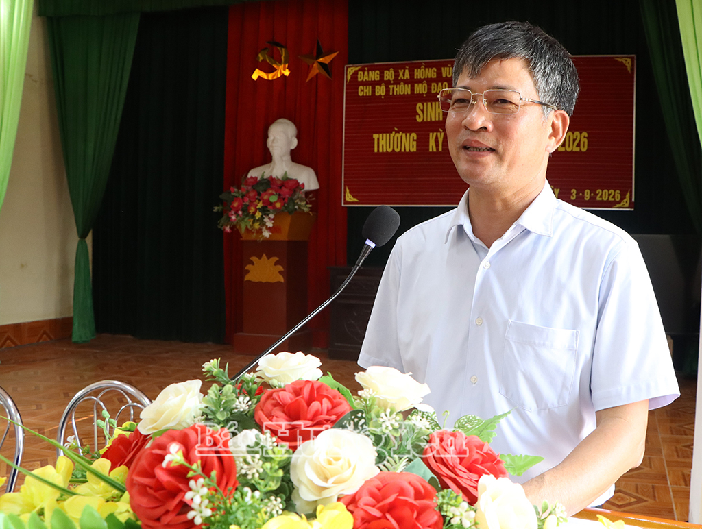 Đồng chí Lê Xuân Tiến, Ủy viên Ban Thường vụ Tỉnh ủy, Phó Chủ tịch Thường trực HĐND tỉnh phát biểu tại buổi sinh hoạt.
