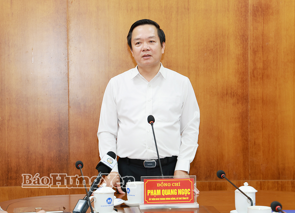 Đồng chí Phạm Quang Ngọc, Ủy viên Ban Chấp hành Trung ương Đảng, Bí thư Tỉnh ủy phát biểu tại buổi làm việc.