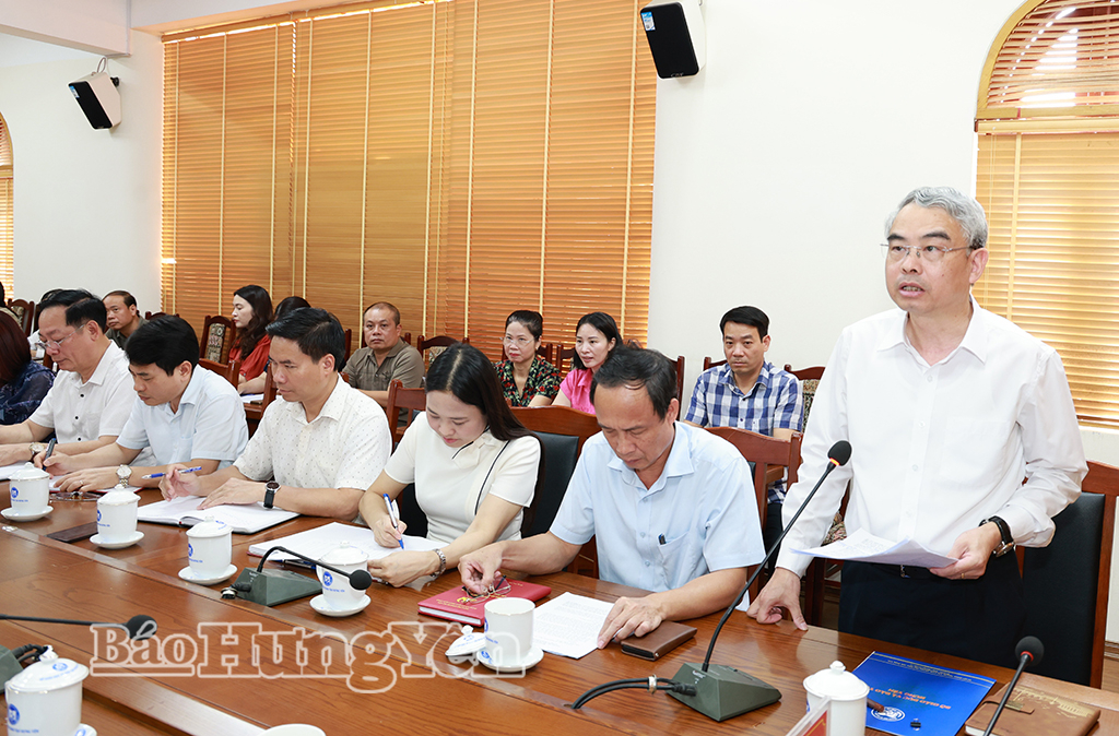 Đồng chí Phạm Đồng Thụy, Ủy viên Ban Thường vụ Tỉnh ủy, Giám đốc Sở Giáo dục và Đào tạo báo cáo tại buổi làm việc.
