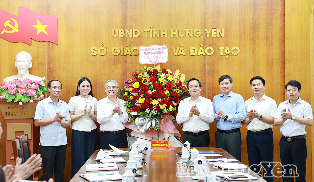 Đồng chí Phạm Quang Ngọc, Ủy viên Ban Chấp hành Trung ương Đảng, Bí thư Tỉnh ủy tặng hoa động viên, chúc mừng cán bộ, viên chức, giáo viên ngành Giáo dục và Đào tạo trước thềm năm học mới 2026 - 2027.