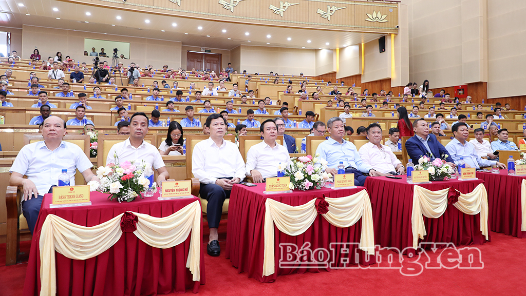 Các đồng chí lãnh đạo tỉnh và đại biểu dự buổi lễ.