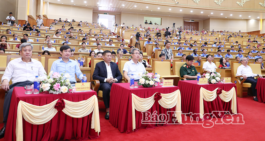 Các đại biểu dự buổi lễ.