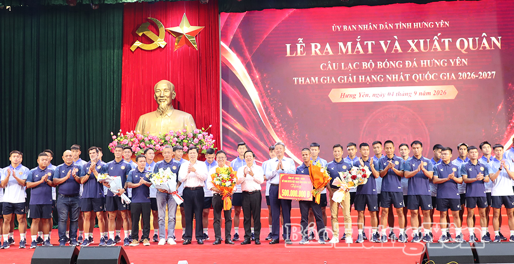 Các đồng chí lãnh đạo tỉnh tặng hoa và quà chúc mừng Câu lạc bộ bóng đá Hưng Yên.