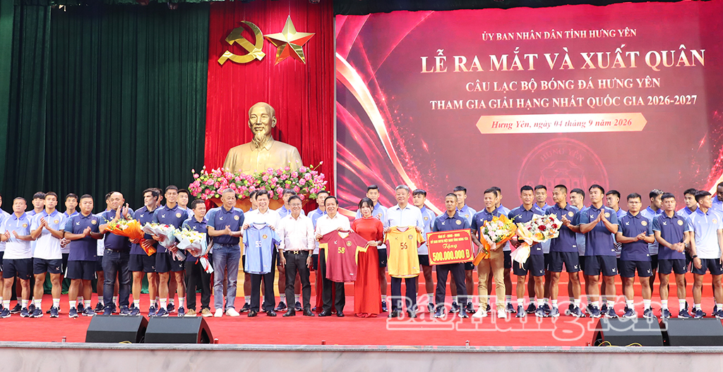 Các đồng chí lãnh đạo tỉnh nhận áo thi đấu danh dự của Câu lạc bộ bóng đá Hưng Yên.