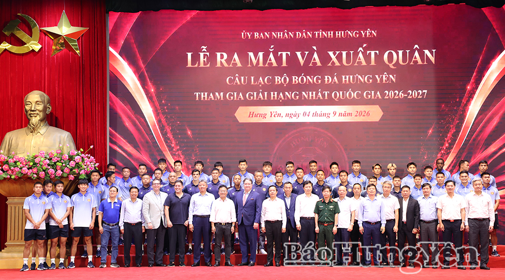 Các đồng chí lãnh đạo tỉnh và các đại biểu chụp ảnh lưu niệm với các thành viên Câu lạc bộ bóng đá Hưng Yên.