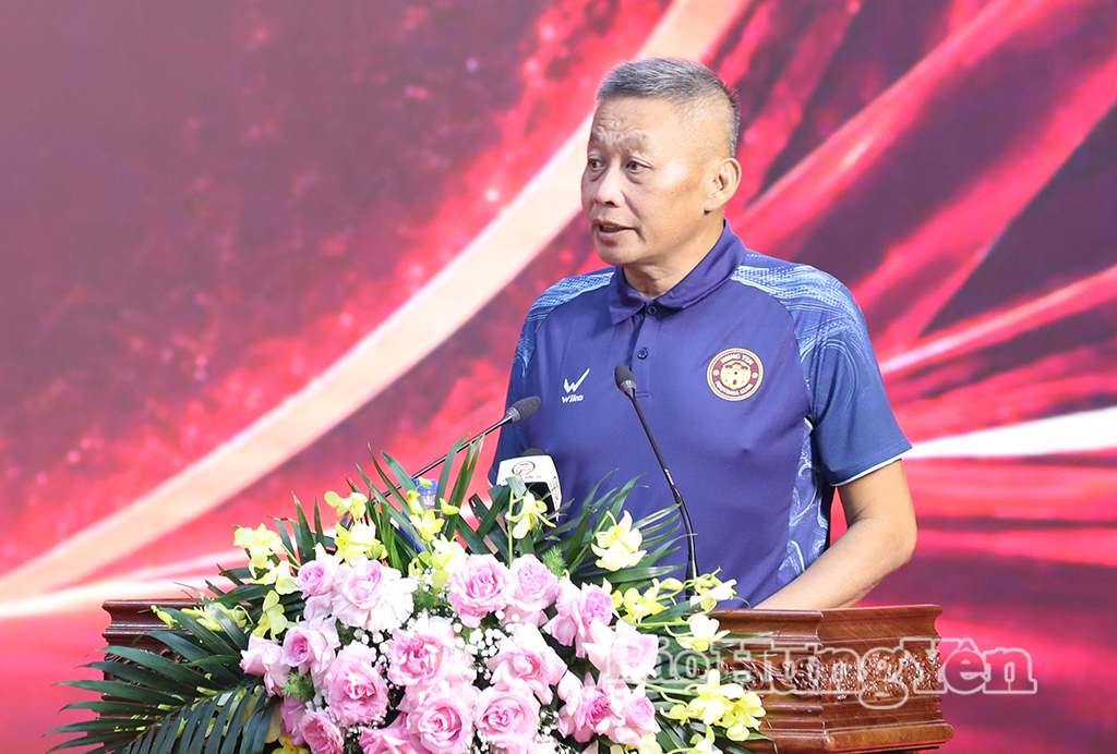Huấn luyện viên trưởng Câu lạc bộ bóng đá Hưng Yên Bùi Đoàn Quang Huy phát biểu tại buổi lễ.