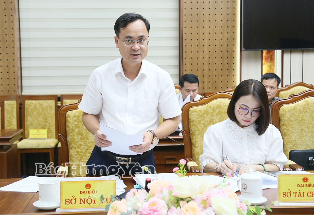 Lãnh đạo Sở Nội vụ phát biểu tại cuộc họp.