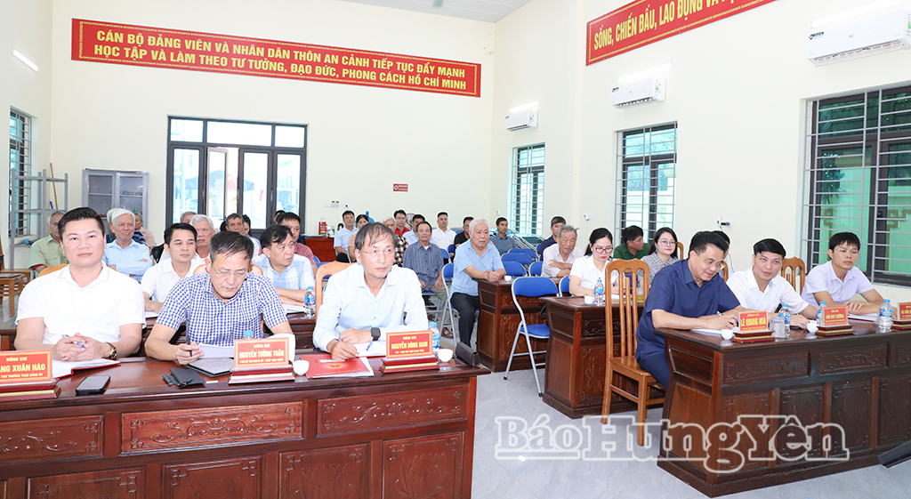Các đồng chí Phó Chủ tịch UBND tỉnh cùng các đại biểu và đảng viên dự buổi sinh hoạt chi bộ.