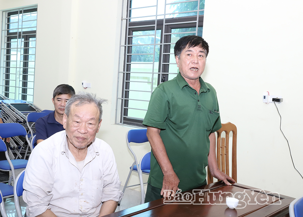 Đảng viên Chi bộ phát biểu ý kiến.