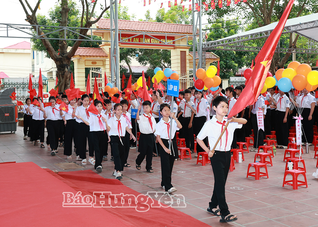 Học sinh khối 6 Trường THCS Xuân Trúc (xã Xuân Trúc) chào đón  năm học mới. Ảnh: Lê Hiếu 