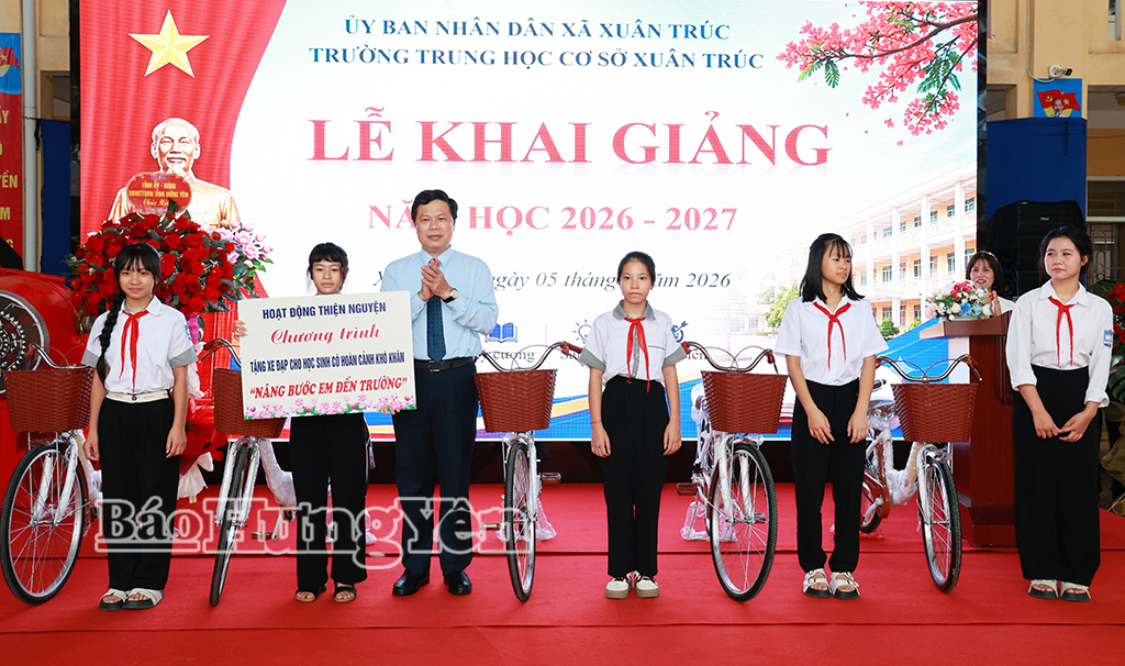 Đồng chí Trần Quốc Toản, Phó Bí thư Thường trực Tỉnh ủy, Chủ tịch Ủy ban MTTQ Việt Nam tỉnh dự lễ khai giảng năm học mới tại Trường THCS Xuân Trúc (xã Xuân Trúc).