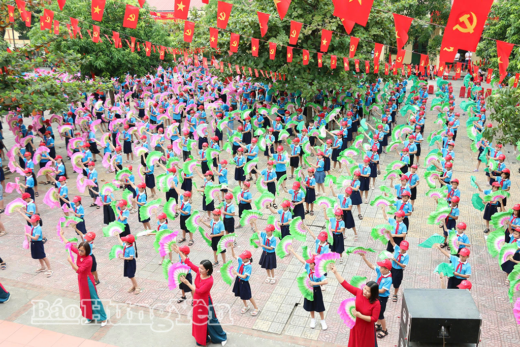 Học sinh Trường Tiểu học Vũ Thư, xã Vũ Thư hân hoan chào mừng năm học mới.