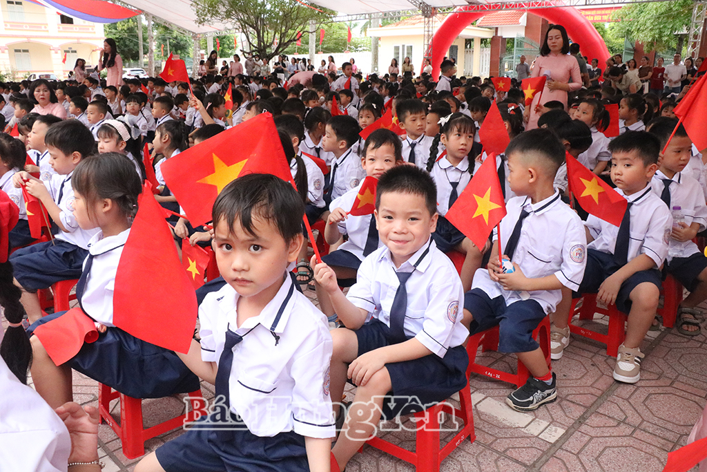 Học sinh khối lớp 1 trường tiểu học Phố Hiến (phường Phố Hiến) bước vào năm học mới.