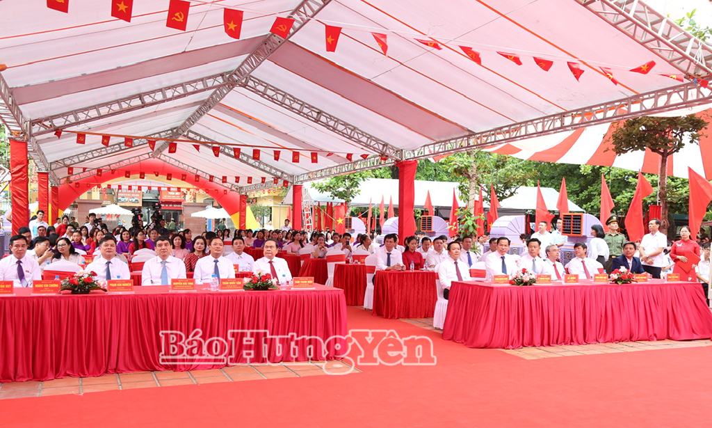 Đồng chí Trần Thanh Mẫn, Ủy viên Bộ Chính trị, Chủ tịch Quốc hội cùng các đồng chí Ủy viên Ban Chấp hành Trung ương Đảng: Lê Quang Mạnh, Tổng Thư ký Quốc hội, Chủ nhiệm Văn phòng Quốc hội; Nguyễn Đắc Vinh, Chủ nhiệm Ủy ban Văn hóa và xã hội của Quốc hội; Phạm Quang Ngọc, Bí thư Tỉnh ủy; Trần Quốc Văn, Phó Bí thư Tỉnh ủy, Chủ tịch HĐND tỉnh và các đại biểu dự Lễ khai giảng năm học mới 2026 – 2027 tại Trường THPT Lê Quý Đôn (phường Trần Hưng Đạo).