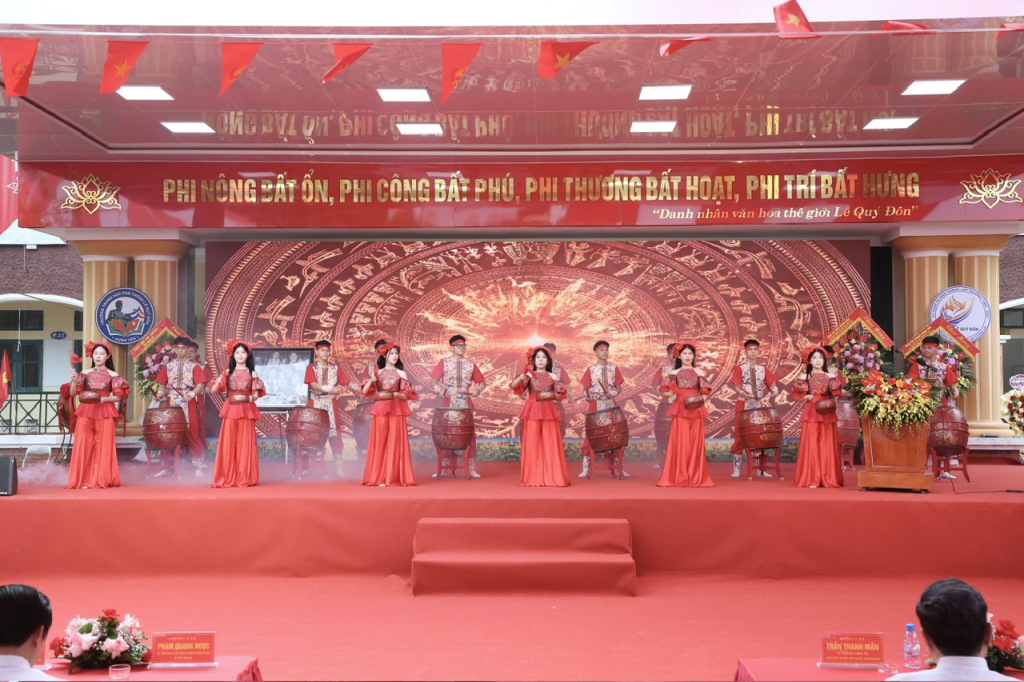 Chương trình văn nghệ chào mừng khai giảng.