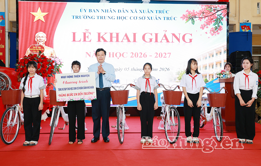 Đồng chí Trần Quốc Toản, Phó Bí thư Thường trực Tỉnh ủy, Chủ tịch Ủy ban MTTQ Việt Nam tỉnh trao xe đạp tặng các học sinh có hoàn cảnh khó khăn của Trường THCS Xuân Trúc (xã Xuân Trúc).