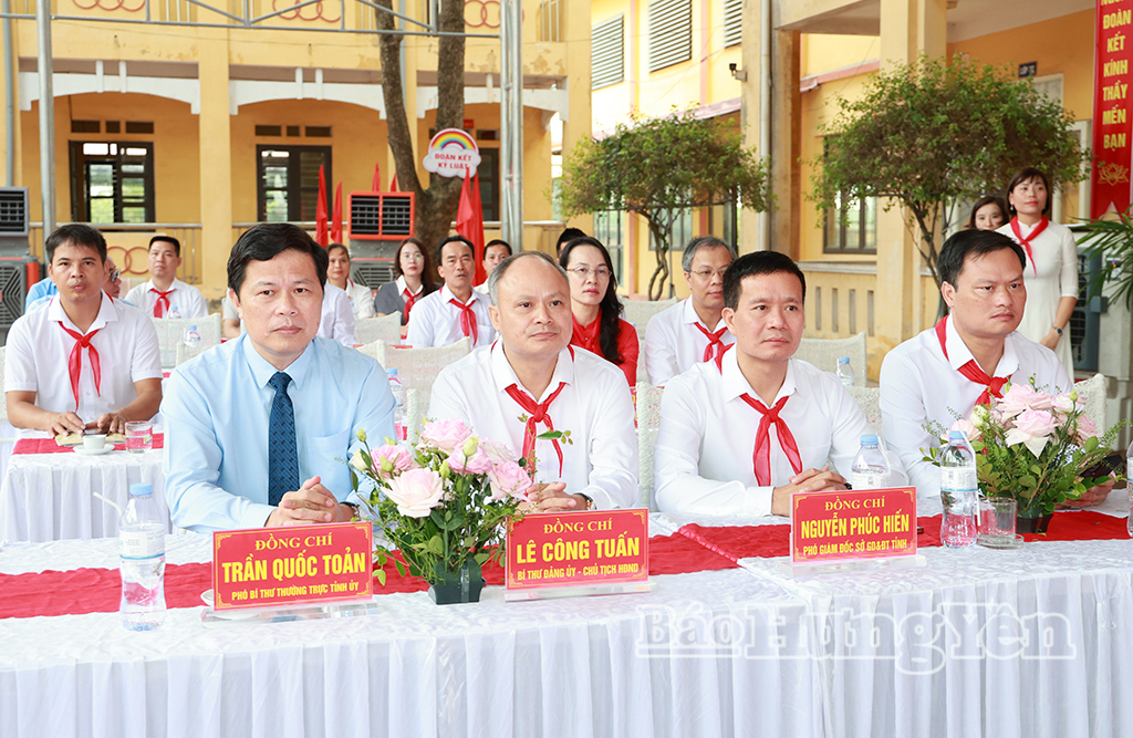 Đồng chí Trần Quốc Toản, Phó Bí thư Thường trực Tỉnh ủy, Chủ tịch Ủy ban MTTQ Việt Nam tỉnh cùng các đại biểu dự lễ khai giảng năm học 2026 – 2027 tại Trường THCS Xuân Trúc (xã Xuân Trúc).