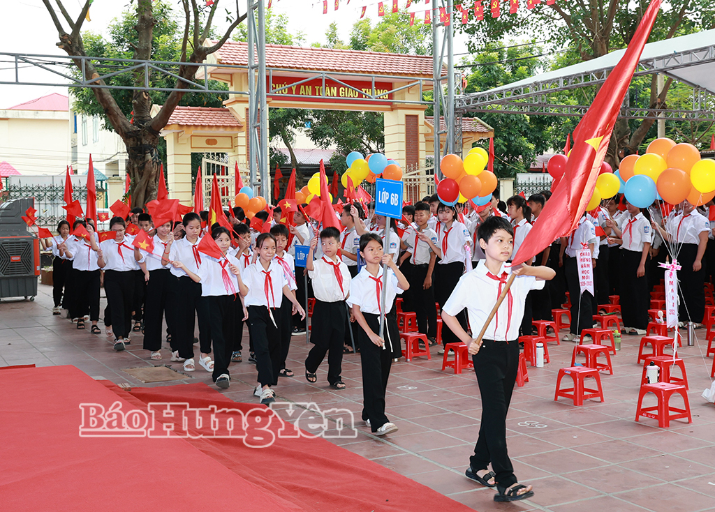 Học sinh khối 6 Trường THCS Xuân Trúc (xã Xuân Trúc) vui mừng bước vào năm học mới.