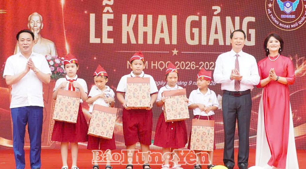 Đồng chí Hoàng Thái Phúc, Ủy viên Ban Thường vụ Tỉnh uỷ, Trưởng ban Nội chính Tỉnh ủy và lãnh đạo phường Vũ Phúc tặng quà cho các em học sinh nghèo vượt khó học giỏi.