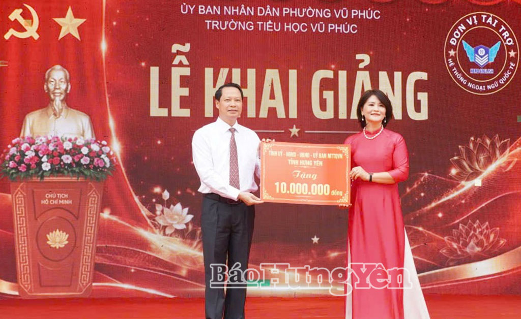Đồng chí Hoàng Thái Phúc, Ủy viên Ban Thường vụ Tỉnh uỷ, Trưởng ban Nội chính Tỉnh ủy trao quà của tỉnh tặng nhà trường.