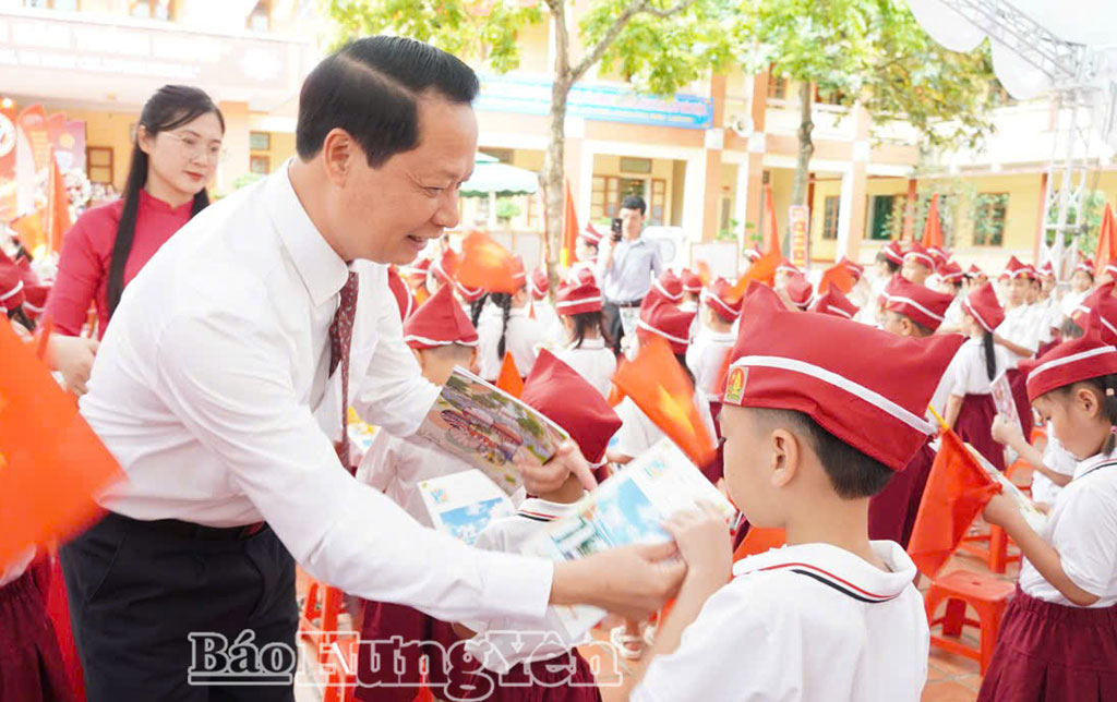 Đồng chí Hoàng Thái Phúc, Ủy viên Ban Thường vụ Tỉnh ủy, Trưởng ban Nội chính Tỉnh ủy tặng sách cho các em học sinh lớp 1.