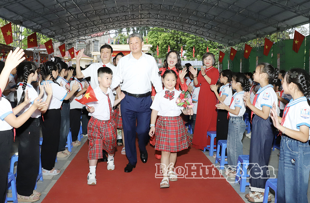 Đồng chí Nguyễn Mạnh Quyền, Phó Bí thư Tỉnh ủy, Chủ tịch UBND tỉnh đến dự lễ khai giảng năm học mới 2026 - 2027 tại Trường Tiểu học Lương Bằng (xã Lương Bằng).