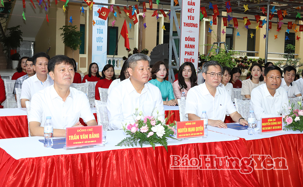 Đồng chí Nguyễn Mạnh Quyền, Phó Bí thư Tỉnh ủy, Chủ tịch UBND tỉnh và các đại biểu dự lễ khai giảng năm học mới 2026 - 2027 tại Trường Tiểu học Lương Bằng (xã Lương Bằng).