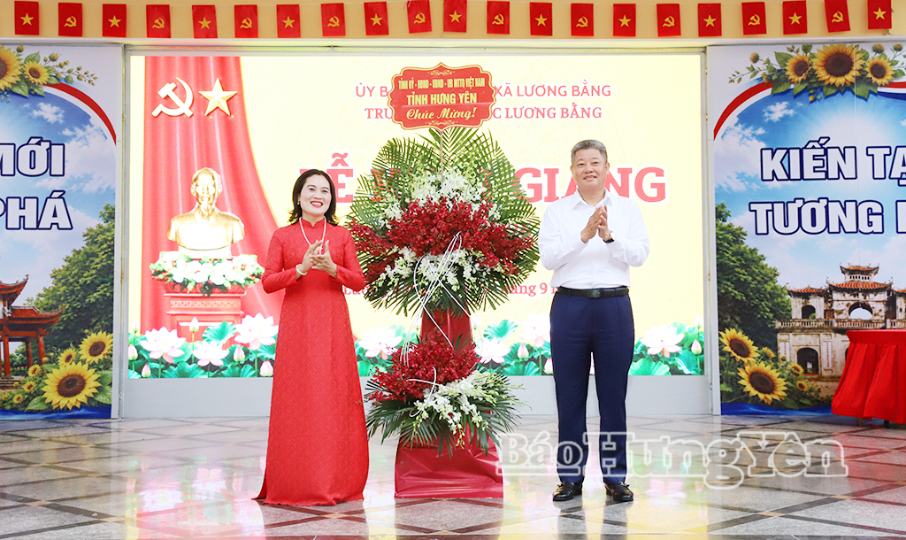 Đồng chí Nguyễn Mạnh Quyền, Phó Bí thư Tỉnh ủy, Chủ tịch UBND tỉnh tặng hoa chúc mừng Trường Tiểu học Lương Bằng (xã Lương Bằng).