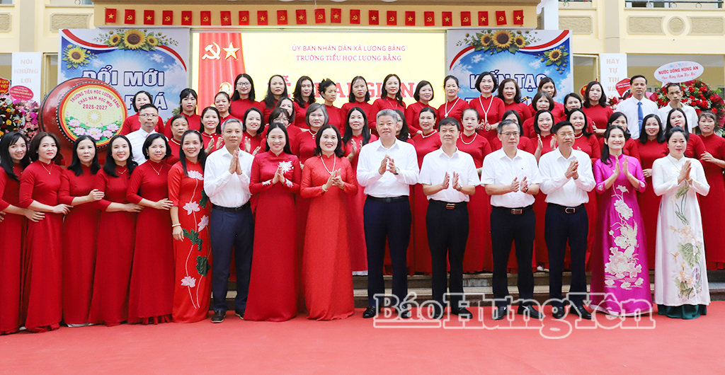 Đồng chí Nguyễn Mạnh Quyền, Phó Bí thư Tỉnh ủy, Chủ tịch UBND tỉnh và các đại biểu chụp ảnh kỷ niệm với tập thể cán bộ, giáo viên Trường Tiểu học Lương Bằng (xã Lương Bằng).