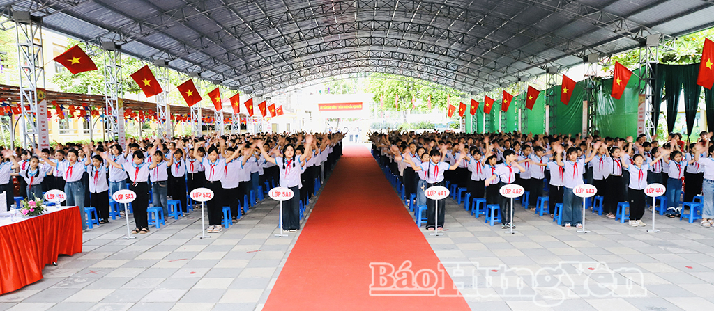 Học sinh Trường Tiểu học Lương Bằng (xã Lương Bằng) thực hiện màn đồng diễn chào mừng năm học mới.