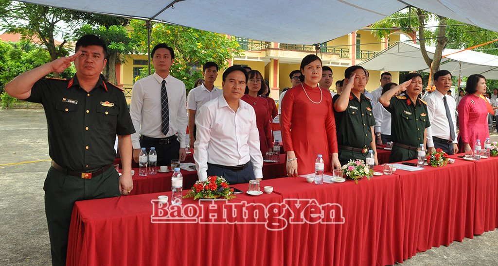 Đại tá Trịnh Hồng Phong, Ủy viên Ban Thường vụ Tỉnh ủy, Chỉ huy trưởng Bộ CHQS tỉnh; lãnh đạo xã và cán bộ, giáo viên, học sinh tại điểm cầu Trung tâm Giáo dục nghề nghiệp - Giáo dục thường xuyên Tô Hiệu (xã Như Quỳnh) trong nghi thức chào cờ cùng các điểm cầu cả nước.