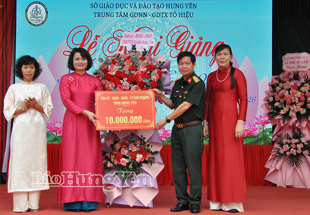 Đại tá Trịnh Hồng Phong, Ủy viên Ban Thường vụ Tỉnh ủy, Chỉ huy trưởng Bộ CHQS tỉnh tặng hoa và quà chúc mừng thầy và trò Trung tâm Giáo dục nghề nghiệp - Giáo dục thường xuyên Tô Hiệu (xã Như Quỳnh). 