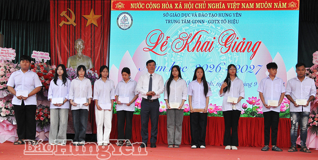Học sinh nghèo vươn lên trong học tập đang theo học tại Trung tâm Giáo dục nghề nghiệp - Giáo dục thường xuyên Tô Hiệu (xã Như Quỳnh) được nhận quà tại lễ khai giảng.
