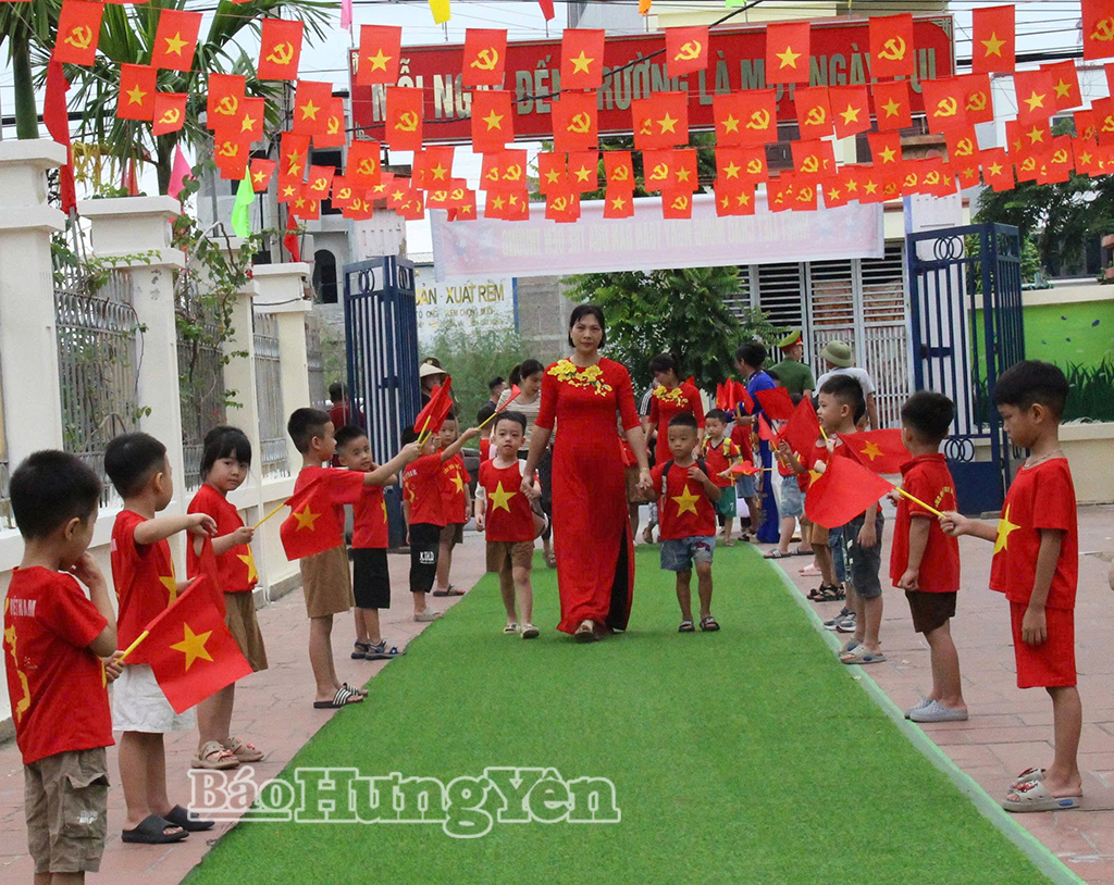 Các bé Trường Mầm non Thượng Hồng háo hức bước vào năm học mới.