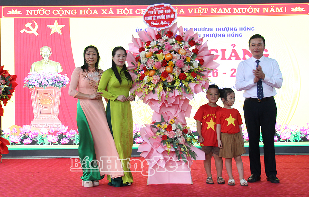 Đồng chí Phó Chủ tịch Thường trực UBND tỉnh Nguyễn Lê Huy tặng hoa chúc mừng Trường Mầm non Thượng Hồng.
