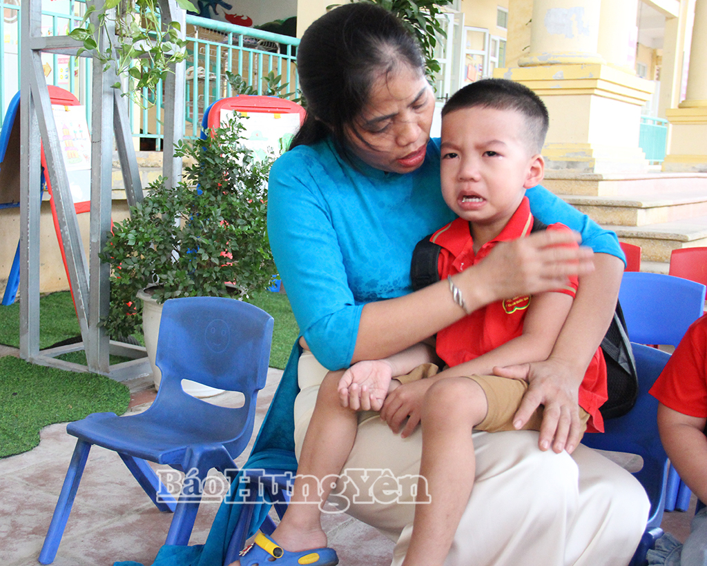 Cô vỗ về, động viên trẻ khi lần đầu tiên dự lễ khai giảng tại Trường Mầm non Thượng Hồng (phường Thượng Hồng).